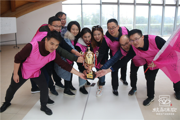 “凝心聚力，協(xié)同前行，專筑客戶價(jià)值”綠都地產(chǎn)Q4主題團(tuán)建